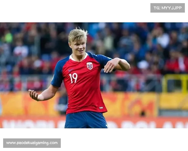 挪威儿童绘制哈兰德壁画，写“我们的超级英雄”